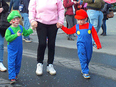 Jumeaux se rendant au jugement de "Petassou" (carnaval de Bergerac 24)