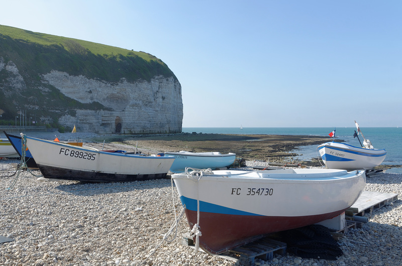 Sur la plage, les barques
