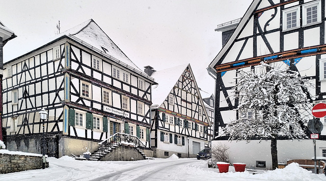 Rote Blumenkübel im Neuschnee, HBM