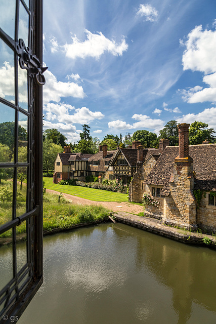 Hever Castle- window views (2xPiP)