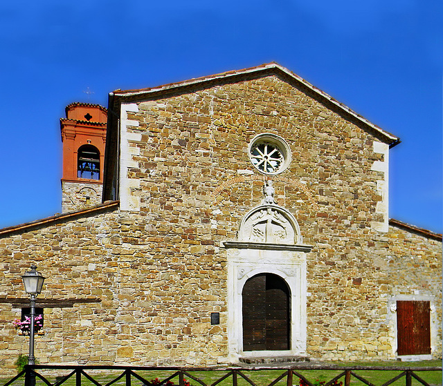 Maiolo (RN). Chiesa di Santa Maria in Antico. Portone in quercia del XV° secolo  -   Church of Holy Mary in Antico; main entrance in oak, XV° century.