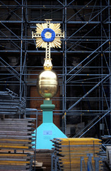 Das herausragende Ereignis des Jahres 2000 in Dresden war die Übergabe des neuen Turmkreuzes. Am 13. Februar, dem 55. Jahrestag der Zerstörung Dresdens, wurde das mit britischen Geldern finanzierte und von britischen Händen gefertigte Geschenk durch Se