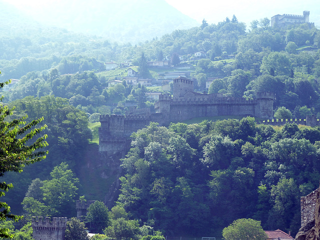 Bellinzona besizt drei Burgen. Zu sehen auf dem Hügel, Castello di Sasso Corbaro, und im Vordergrund Castello di Monte Bello