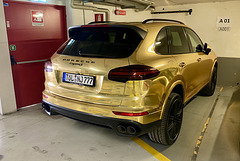 Verona 2021 – Golden Porsche Cayenne S