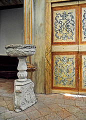 Maiolo (RN). Chiesa di Santa Maria in Antico. Pila acquasantiera del XV° secolo  -   Church of Holy Mary in Antico; Holy water font of the XV° Century