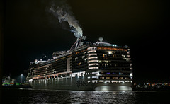 Die MSC Preziosa am Abend und am Tag (PiP) - Hamburg