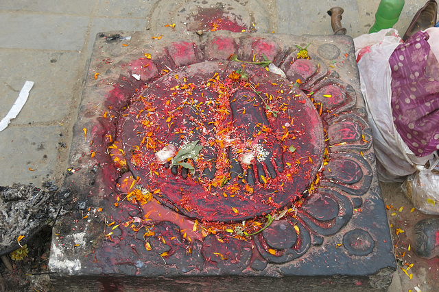 Représentation de l'empreinte des pieds du Bouddha, en bas de l'escalier qui monte au temple de Swayambhunath (Kathmandu, Népal)