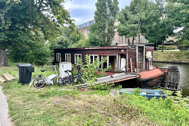 Old houseboat