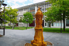 Fontaine ocre jaune