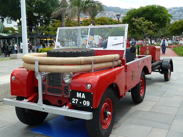 Land Rover mit Spritzenanhänger der Feuerwehr