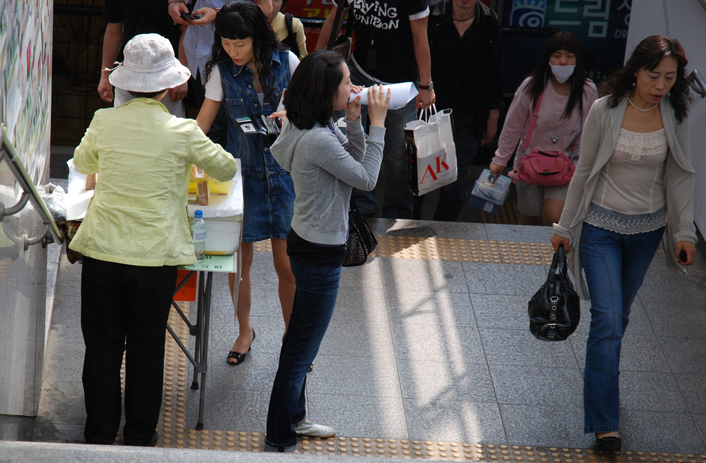 Metro-Station: Sandwich-Verkäufer - Selling sandwiches