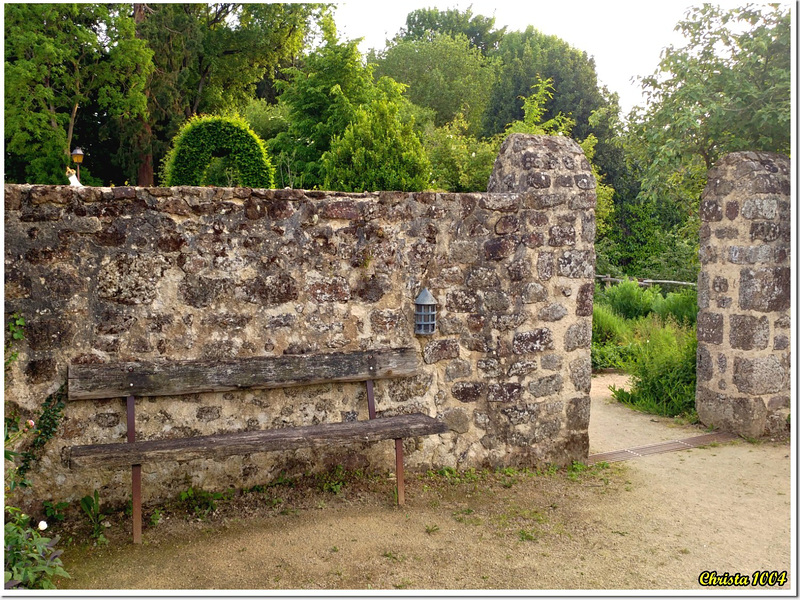 The bench that has almost grown together with the wall... HBM