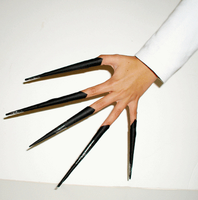 Christiane's dream :Ongles menacants /  Threatening nails