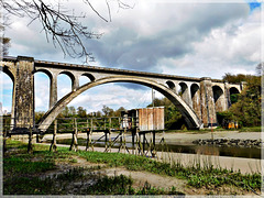 Le pont de Lessard (pont ferroviaire 1950) franchit la Rance entre Saint Samson sur Rance et la Vicomté sur Rance  avec PIP