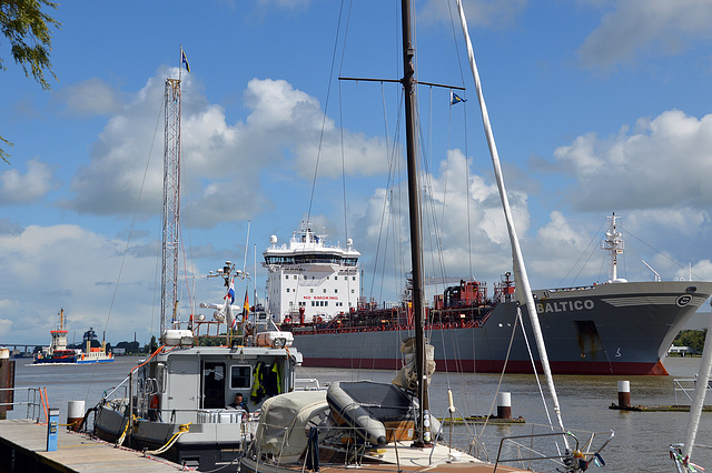 Tanker BALTICO bei der Einfahrt in die Schleuse Brunsbüttel aus dem Nord-Ostseekanal