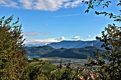 Blick hinab ins Etschtal, auf den Kalterer See und Tramin