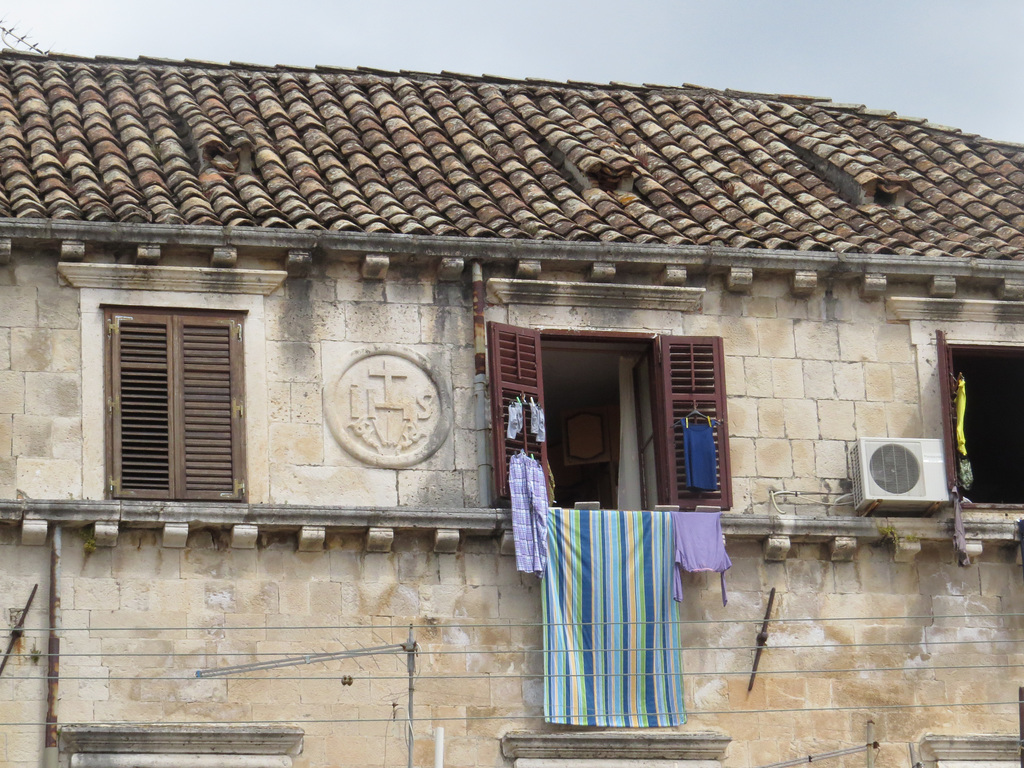 Cavtat, monogramme jésuite sur le port.