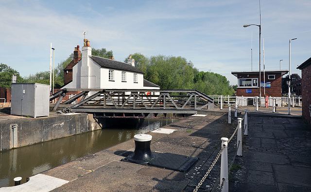 Lift bridge