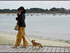 Madame promène son chien ,