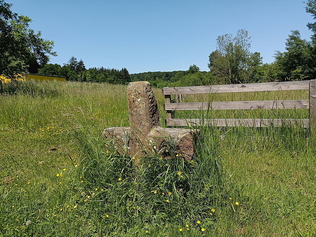 Sühnekreuz mit Hahnenfuß