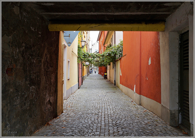 Tunnelblick durch die alte Stadtmauer in die Hofstattgasse