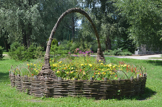 Киев, Парк Феофания, Очень большая Корзина / Kiev, The Park of Feofania, Very Large Basket of Flowers