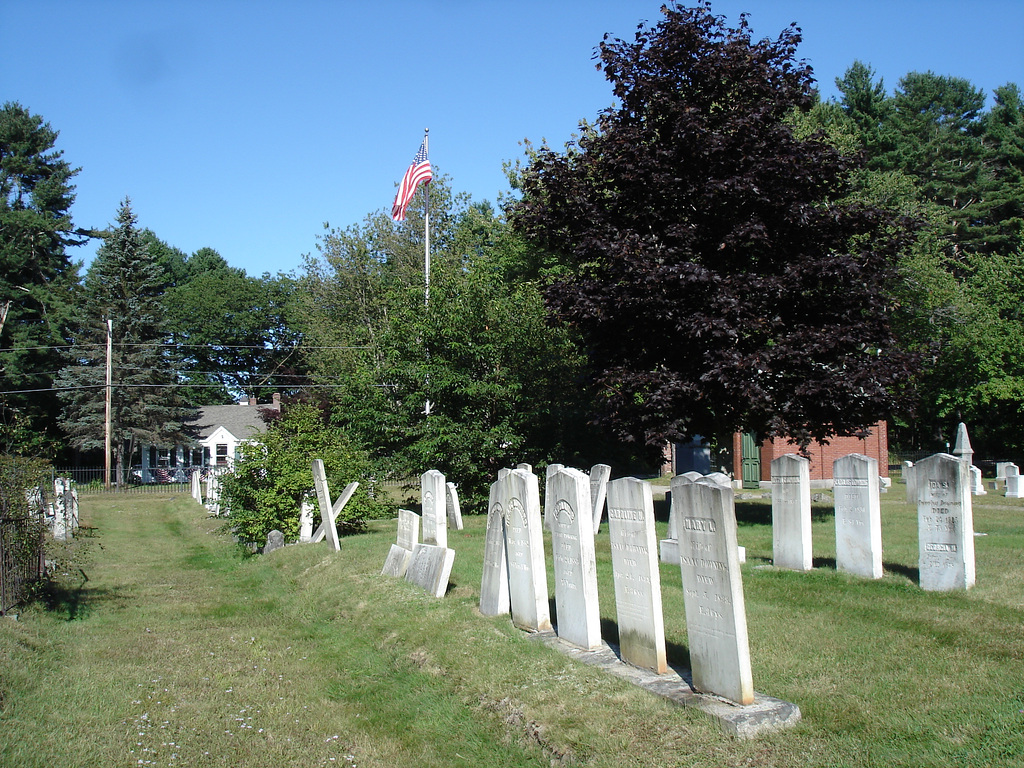 Oncle Sam veille sur ses morts ..... / Flag over churchyard.