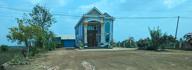 Bâtiment somptueux au milieu de nulle part / Lavish building in the middle of nowhere