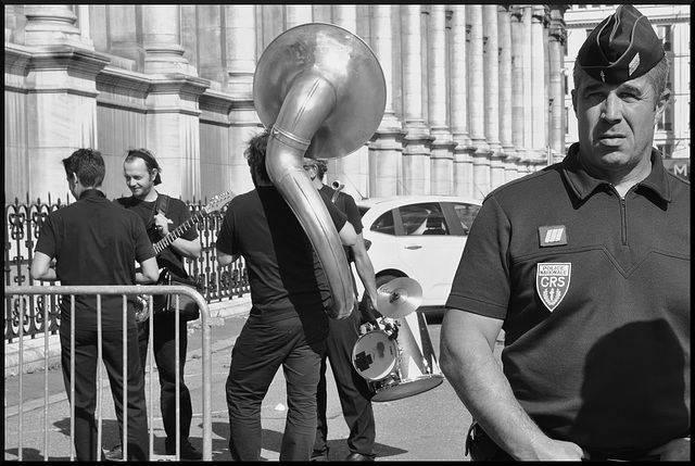 Tous avec des manches courtes mais un seul n'est pas musicien