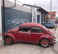 VW rouge et graffitis