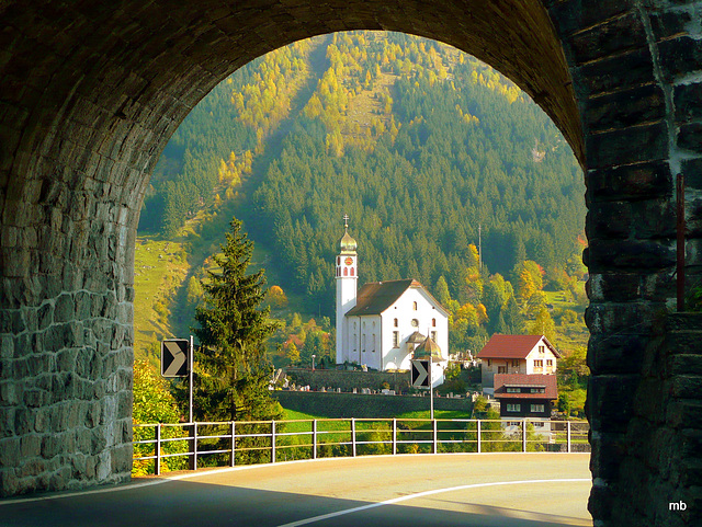 3-P1160579  Kirche von Wassen, welche von der alten Zugstrecke aus am Gotthard 3 mal gesehen werden kann wegen der Kehren.