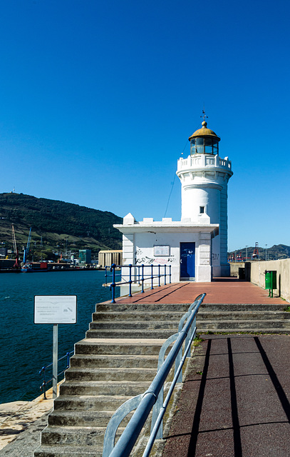 Faro del contramuelle de Getxo