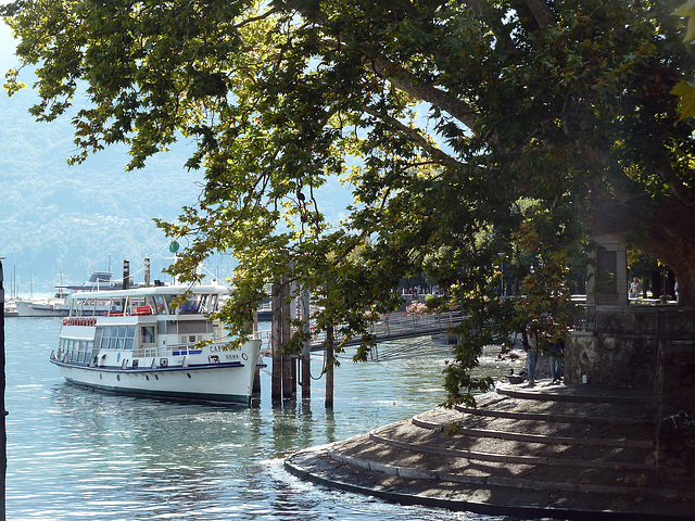 Am Schiffsanleger in Locarno