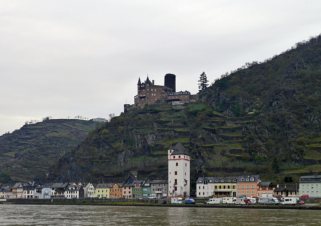 Am Rhein der Mäuse Turm und Oben die Burg Katz