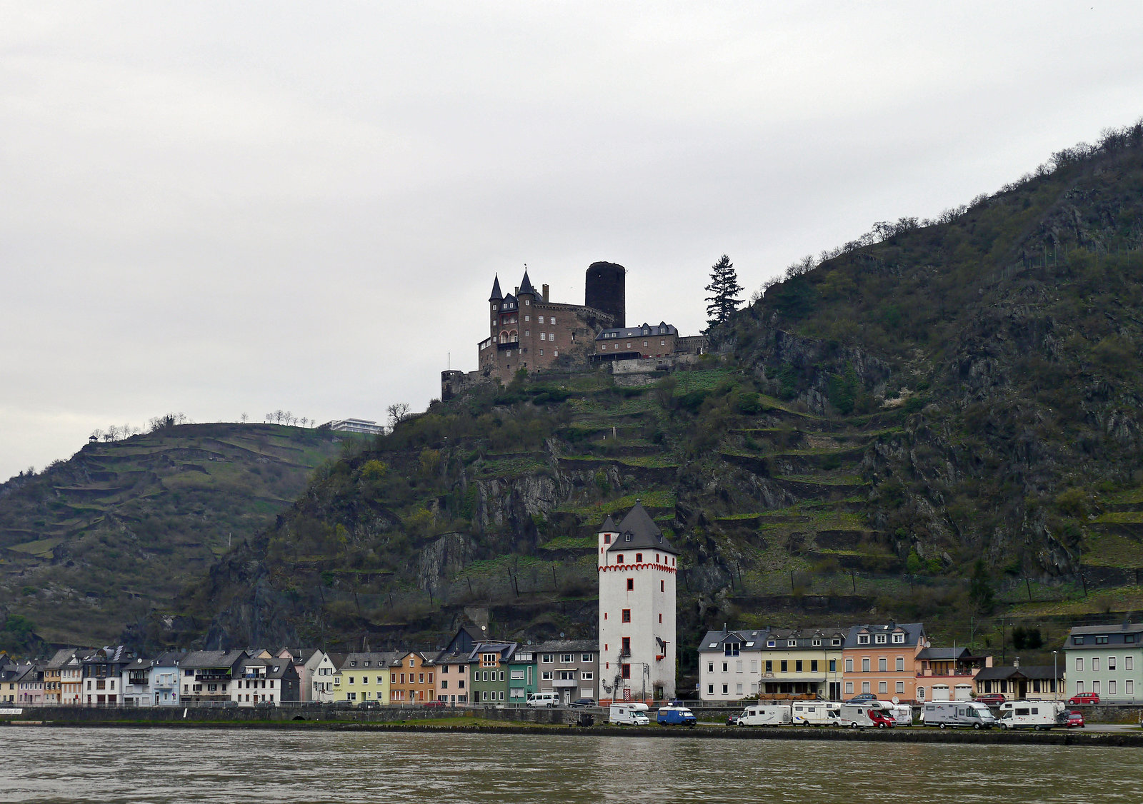 Am Rhein der Mäuse Turm und Oben die Burg Katz