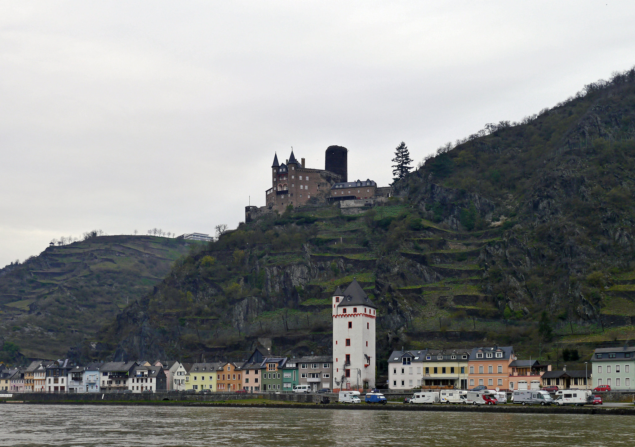 Am Rhein der Mäuse Turm und Oben die Burg Katz