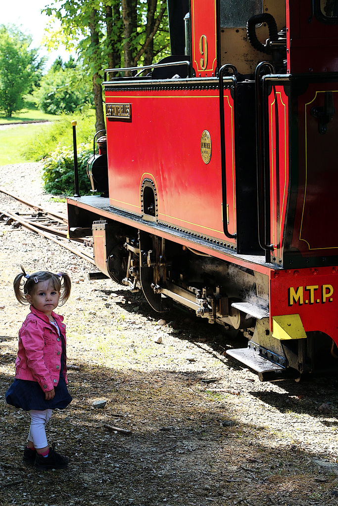 Le gentil monsieur te dit que tu peux jouer devant la locomotive