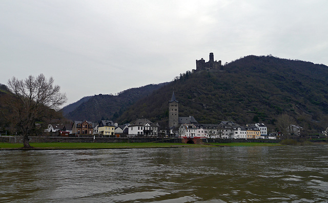 Bacherach am Rhein mit Kirche St Peter im Vordergrund