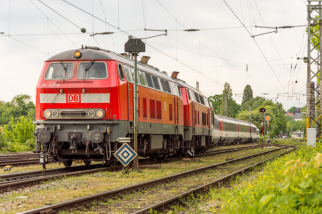 Eurocity mit 218 421-6 und einer nicht erkannten 218er der DB in Doppelbespannung verläßt den Bahnhof Lindau