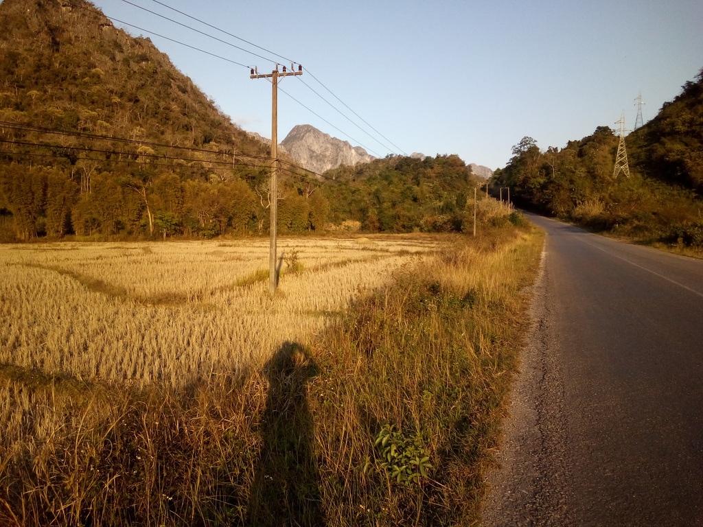 Mon ombre en contemplation ........(Laos)