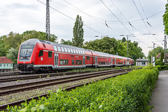 Eine Regionalbahn von DB Regio hat die Insel Lindau erreicht. Nur noch wenige Meter, dann wird sie im Inselbahnhof einfahren.