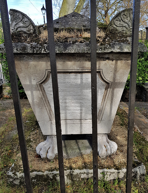 st john's church, hackney, london , early c19 tomb with lion's paws (2)