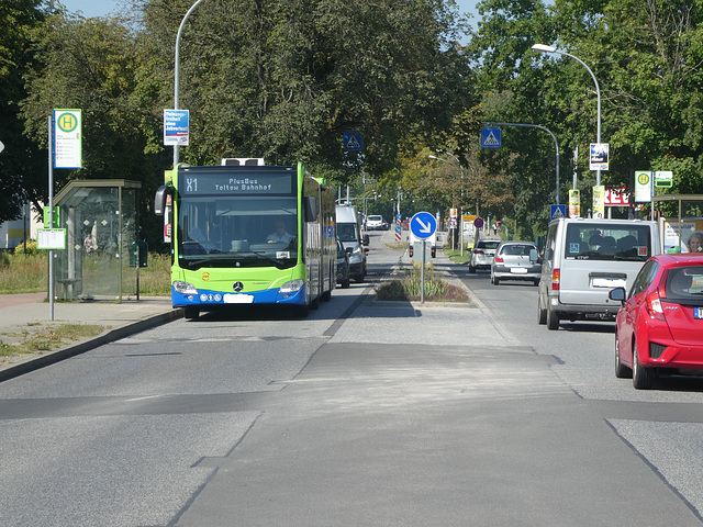 Teltow, Mahlower Straße. Bushaltestellen Gustl-Sandtner-Straße