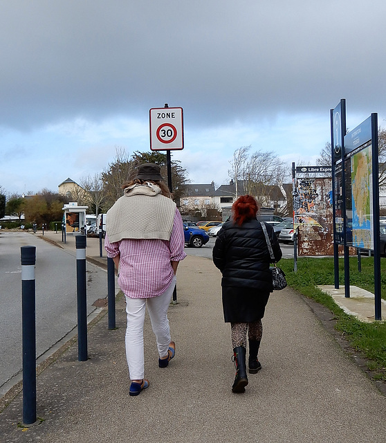 marcher d'un bon pas (touche Z recommandée)