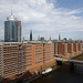 Kirchtutürme und und andere Bauwerke erscheinen wie Antennen über der Stadt Hamburg