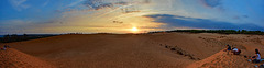 Sonnenuntergang-Panorama bei den "Roten Sanddünen" von Mui Ne ... view on black background (© Buelipix)