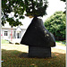 L'oiseau sacré:  sculpture au jardin du granit à Lanhélen en Bretagne.
