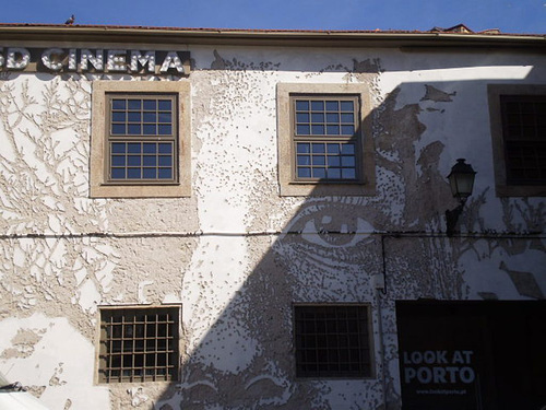 Façade carved by Vhils.