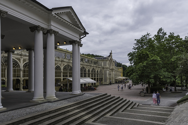 Marienbad -  Mariánské Lázně: Pavillon der Kreuzquelle - Pavilon Křížového pramene und Maxim-Gorki-Kolonnade - Kolonáda Maxima Gorkého ... P.i.P. (© Buelipix)