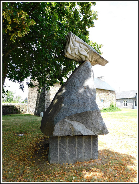 L'oiseau sacré : sculpture au jardin du granit à Lanhélen en Bretagne